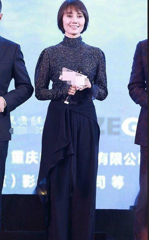 黑色|最特别的时尚冷淡风女生,41岁就看到满脸皱纹,袁泉请你慢点衰老