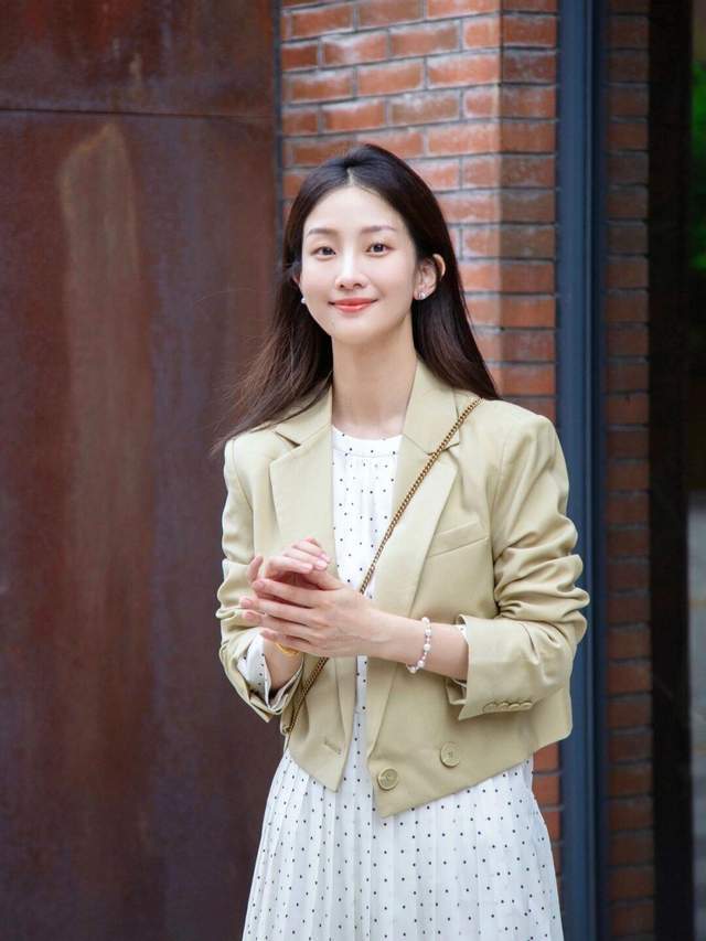 配饰|想变成“商圈精英”的女神，试一试西服搭配波点连衣裙，高贵大气