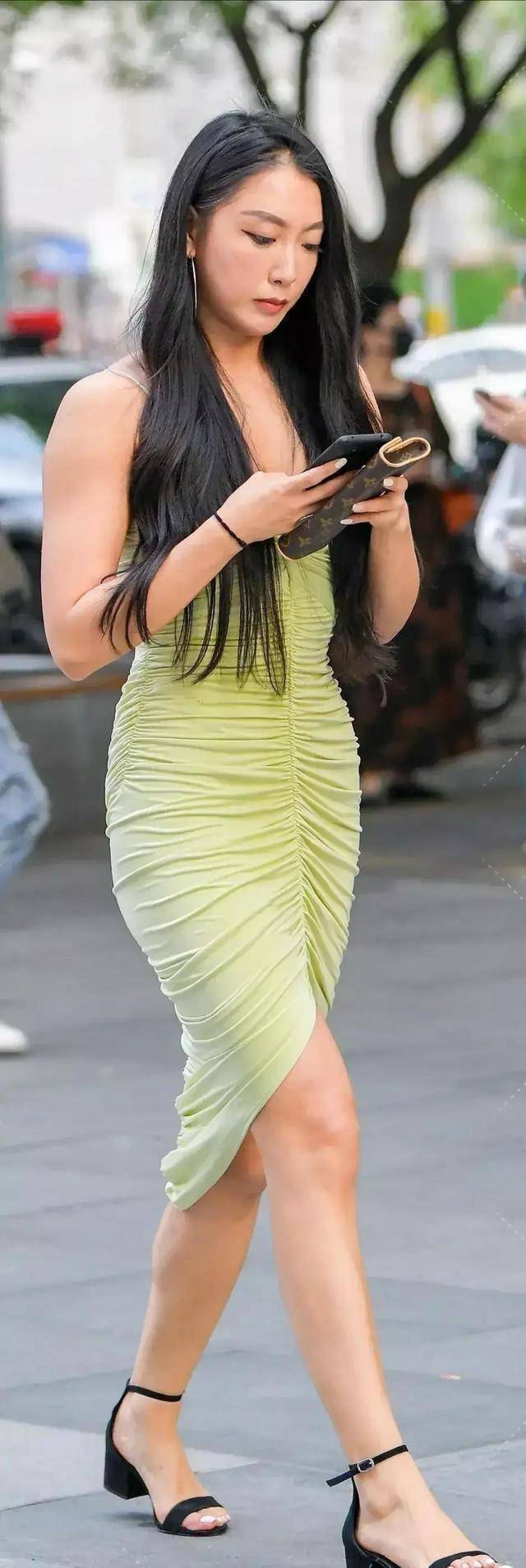 大气|亲肤舒适的连衣裙轻松穿出优雅高级感，体现完美状态，自由大气