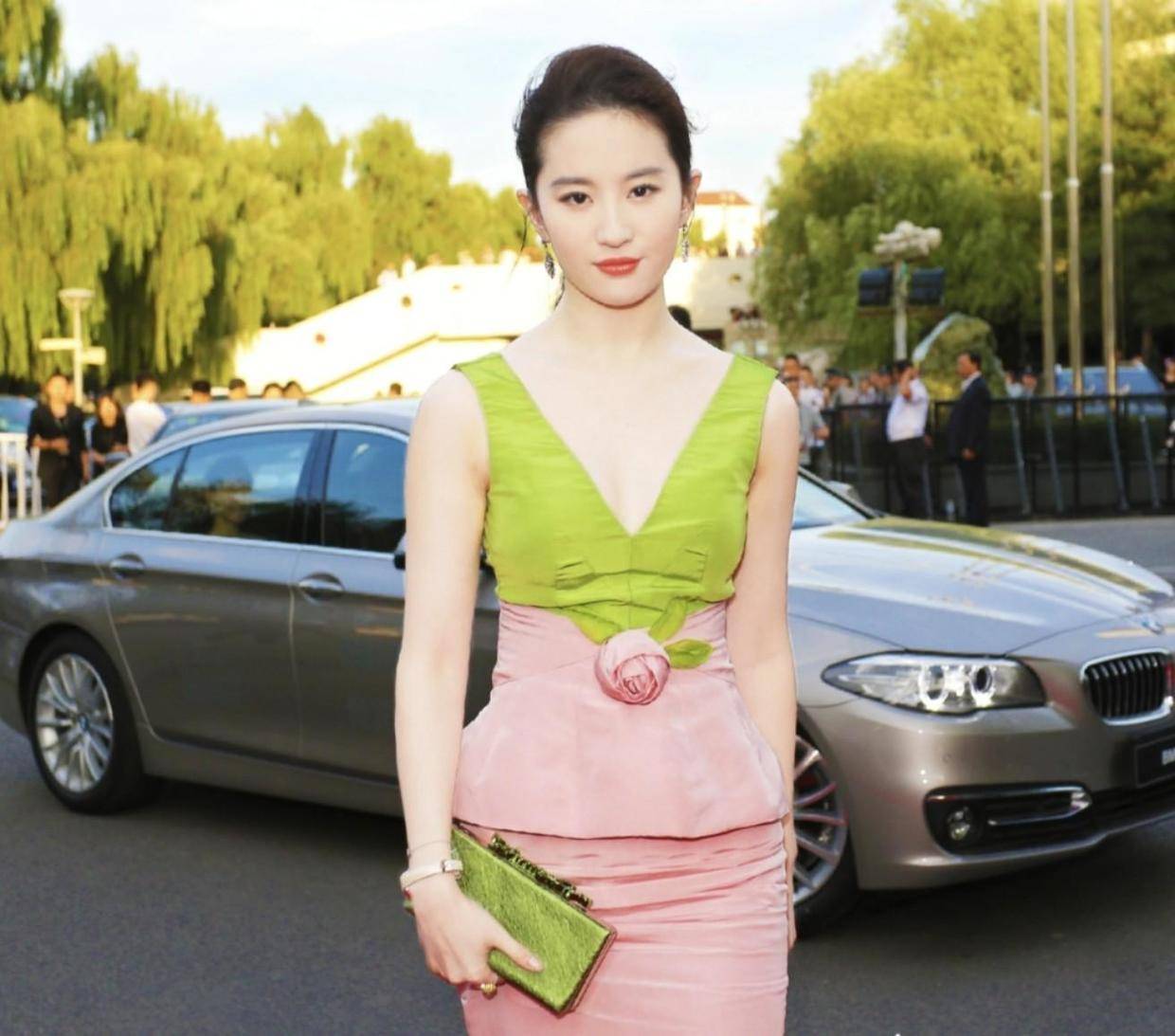 饱和度|刘亦菲不愧是盛世美颜,红绿拼色礼服温婉高级,就她能穿出这效果