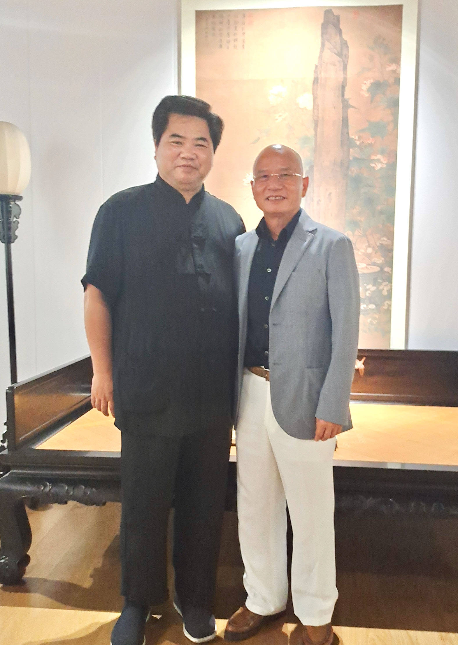 国画家,画鹰大家,指墨画艺术大师朱祖国与著名实业家蔡智平先生行走