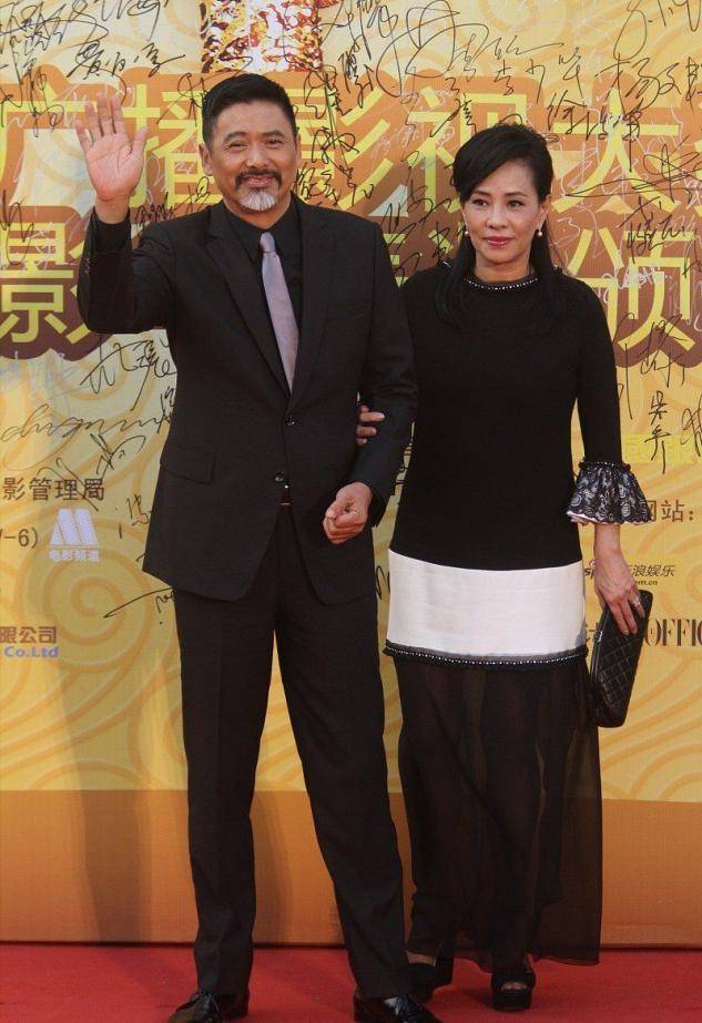 一身|周润发携老婆亮相，身穿一袭黑色连衣裙低调优雅，漂亮大气