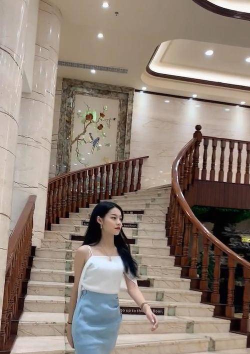 吸汗性|少妇穿这么紧的半身裙，走路方便吗，性感身材简直太迷人