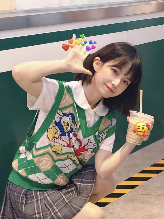 短裙|早秋穿搭指南，毛衣马甲搭白衬衫，下半身穿短裙，甜美俏皮又耐看