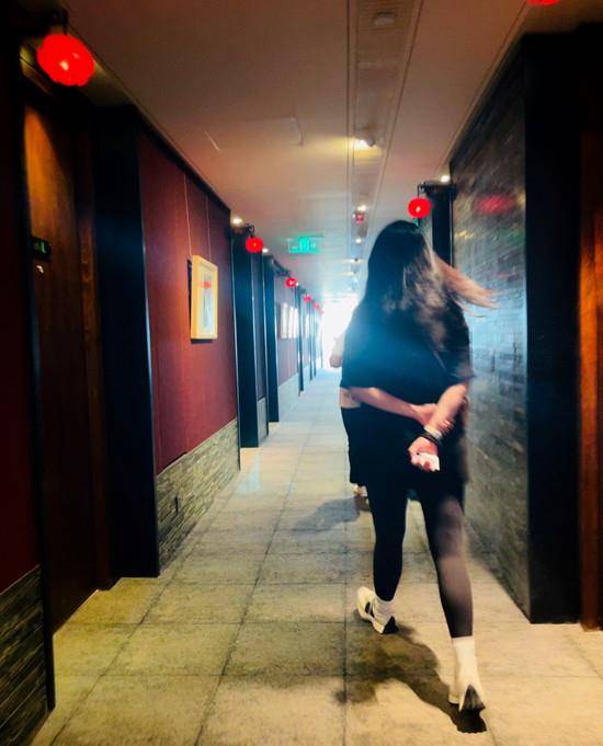 健美裤|靳东44岁夫人罕见出街，穿夹克配健美裤骑单车，这小腿肌肉好发达