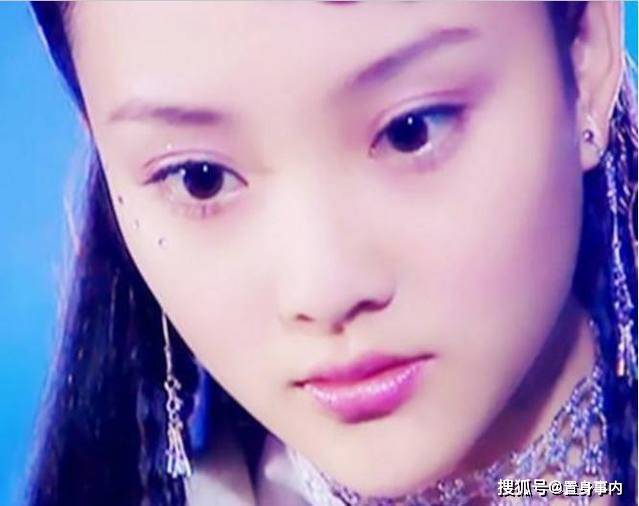 在2002年播出的《绝世双骄》中,李小璐扮演的紫嫣,一双美丽的大眼睛