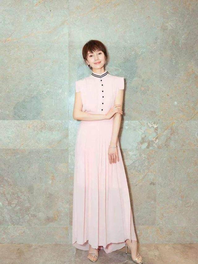 黑色|最特别的时尚冷淡风女生,41岁就看到满脸皱纹,袁泉请你慢点衰老