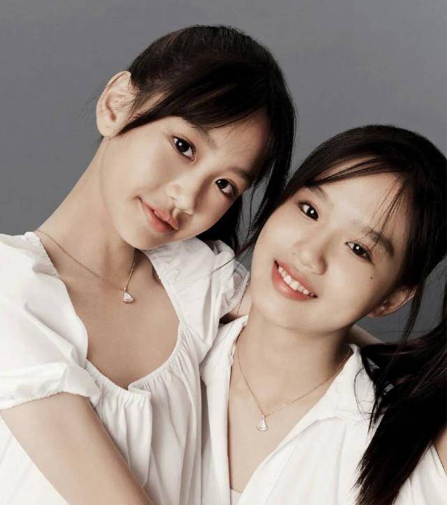 吊带|钟丽缇带女儿拍大片！小女儿穿泡泡袖甜美俏皮，颜值竟然美过姐姐