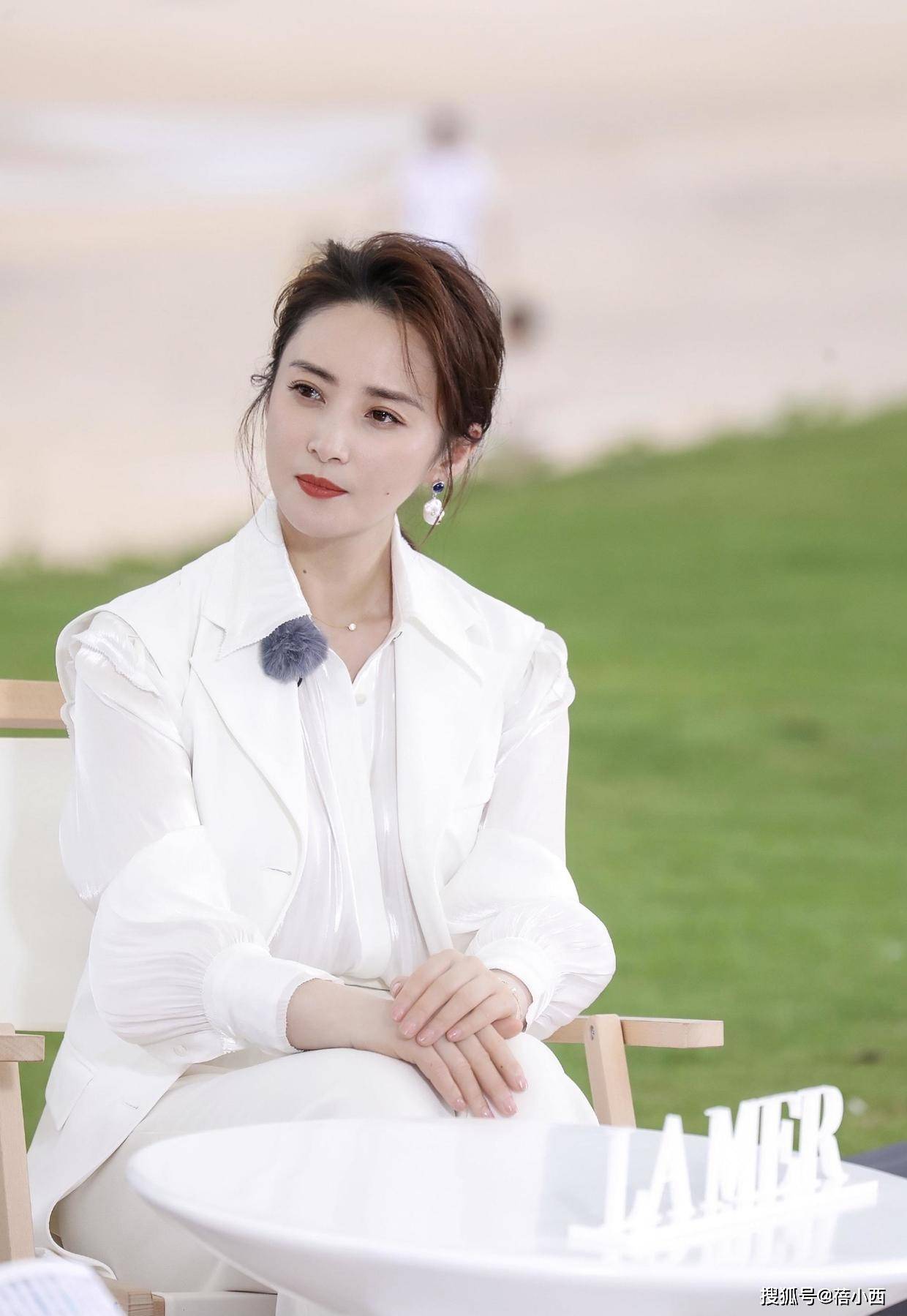 一身|以为蒋勤勤这回保守一点，远看是穿着一身黑，转身后却透出内衣