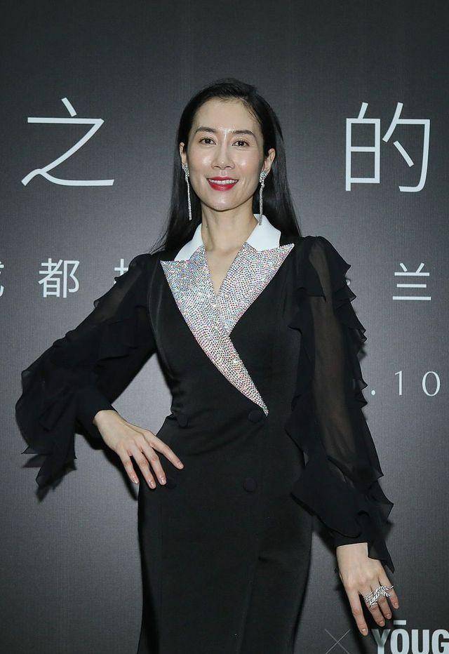黑色|温峥嵘美出新高度，穿一袭黑色西服连衣裙出席活动，高贵优雅大方