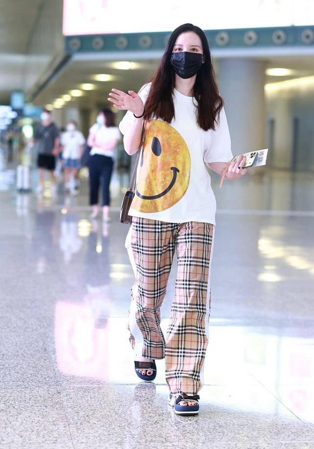 黑色|张萌这次穿得够年轻了,但还是满满的阔太感,包包和鞋子实在抢眼