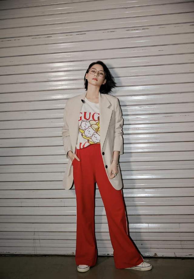 显得|何超莲不愧是顶级名媛，穿白色裹胸礼服知性迷人，真给窦骁长脸