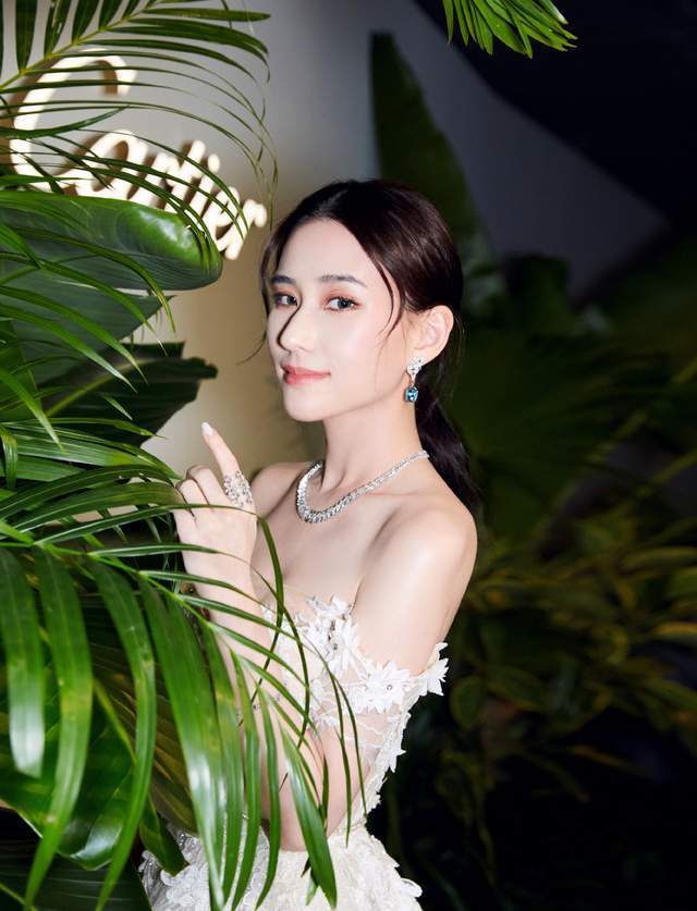 显得|何超莲不愧是顶级名媛,穿白色裹胸礼服知性迷人,真给窦骁长脸