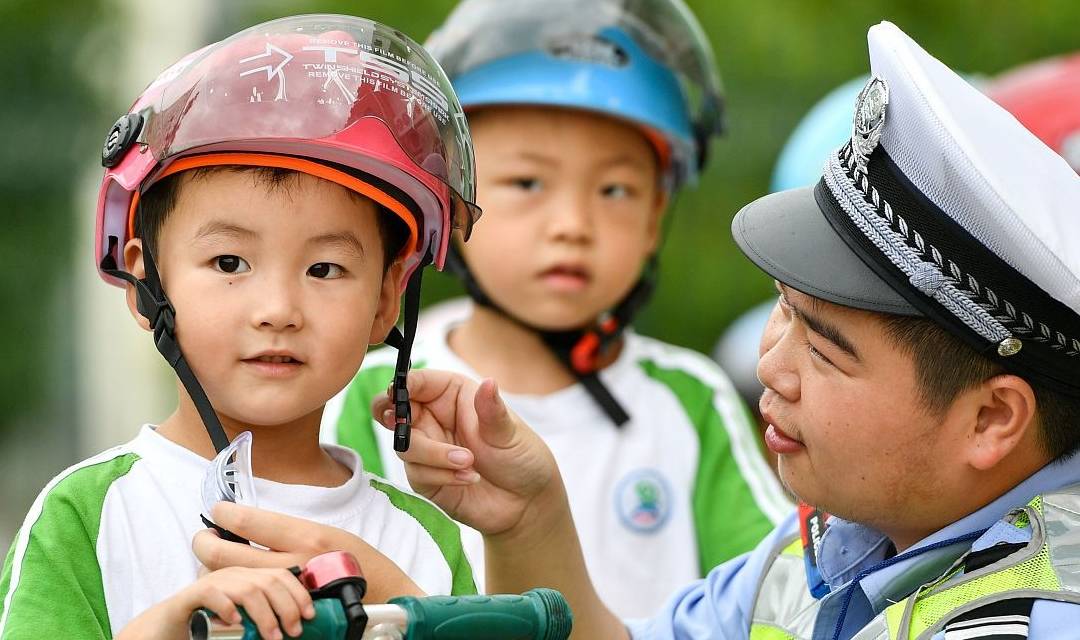 家长|2岁半上幼儿园和4岁上幼儿园，哪种更好？这2个孩子差别太大了