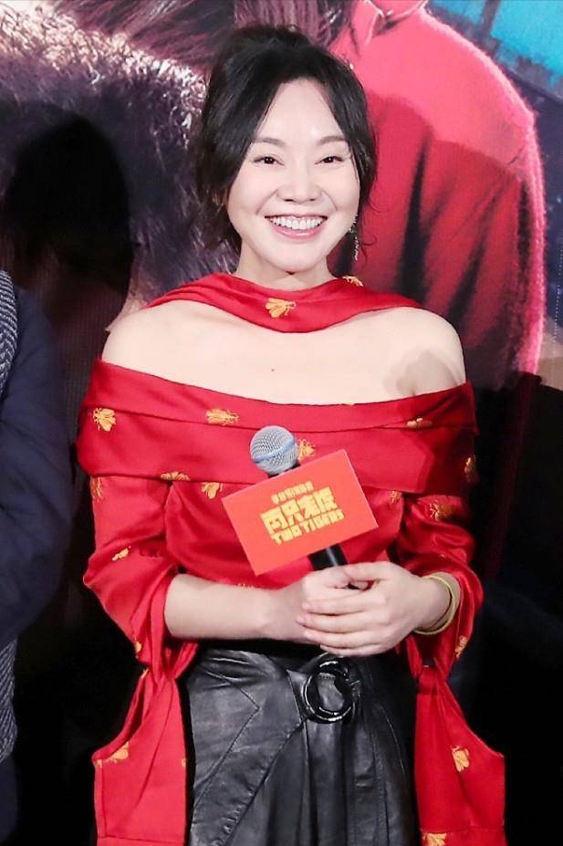 美貌|闫妮穿红色上衣好喜庆，虽然状态略显疲惫，但丝毫不影响美貌