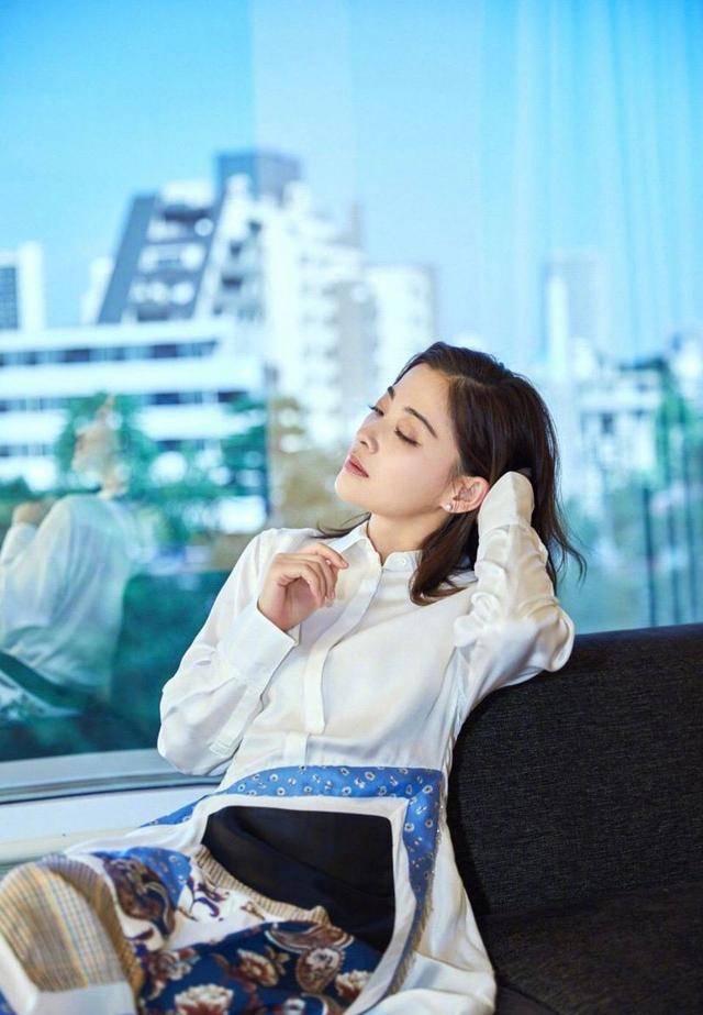 色相|梅婷将V领连衣裙穿火了,时尚优雅,年龄再大也能穿出“少女感”