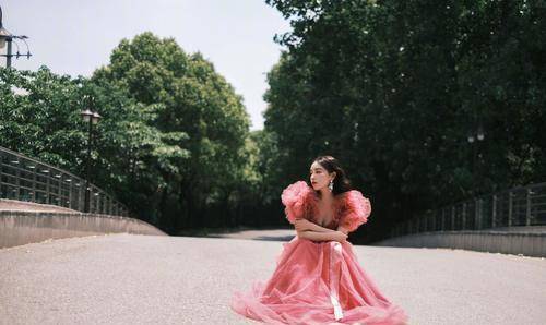 九月|阚清子9月造型抢眼，红色抹胸礼服坐在绿草上，女人味十足