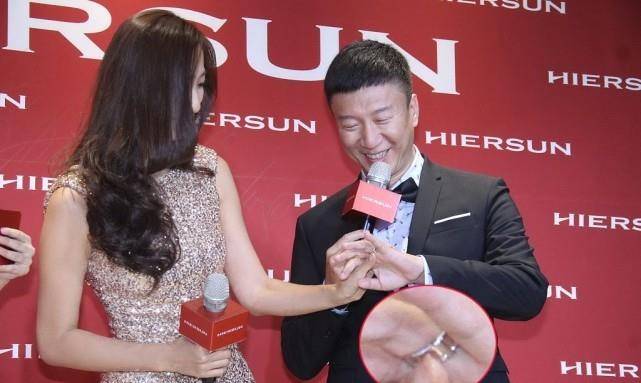 小孙|小孙红雷15岁的妻子王骏迪,身穿亮片礼裙戴大钻戒,造型好华丽