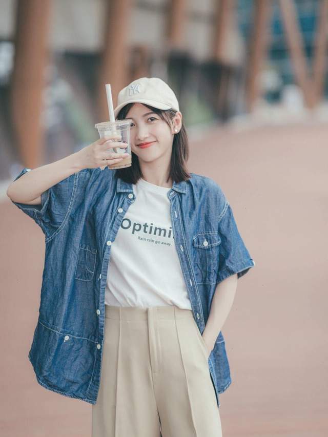 配饰|想变成“商圈精英”的女神，试一试西服搭配波点连衣裙，高贵大气