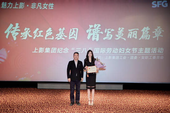 身材|唐嫣罕见走机场，穿卡通毛衣配皮裤小腿成身材短板，皮肤似大白墙