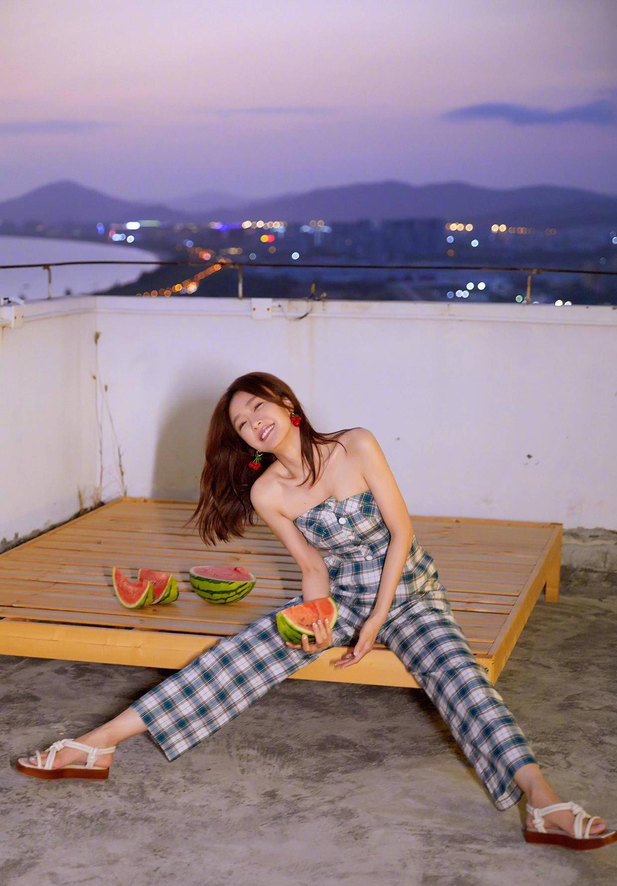 黑色|165cm的秦岚气场全开，穿一件西服配半身裙开叉裙，身材比例绝了