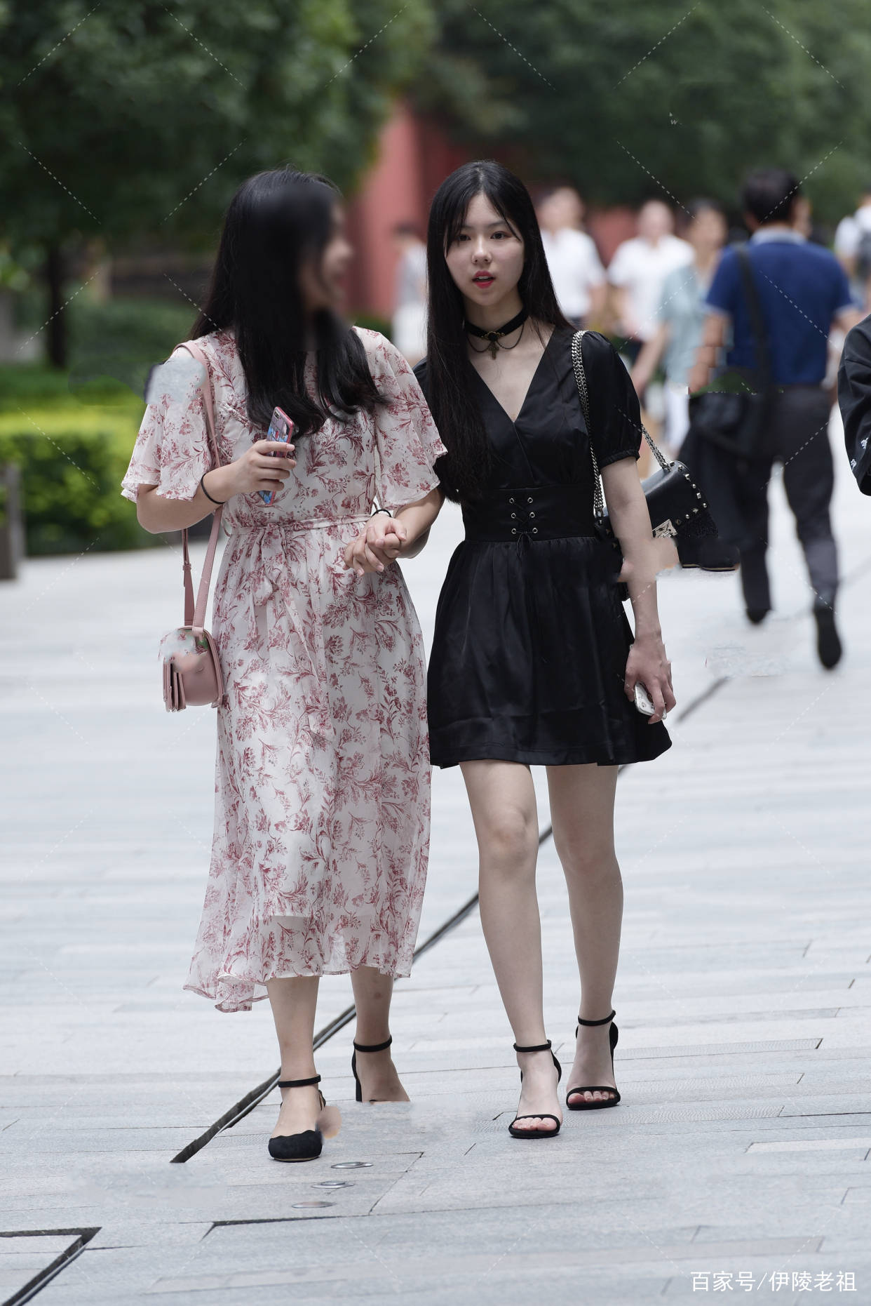 黑色|黑色V领束腰花边裙，和另类的黑色锁骨链，大众的配饰小众的风格