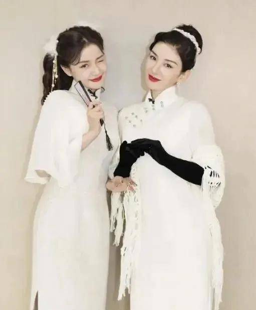 黄奕|43岁黄奕天生古典美，穿旗袍优雅又矜贵，同框林小宅也不输气质！