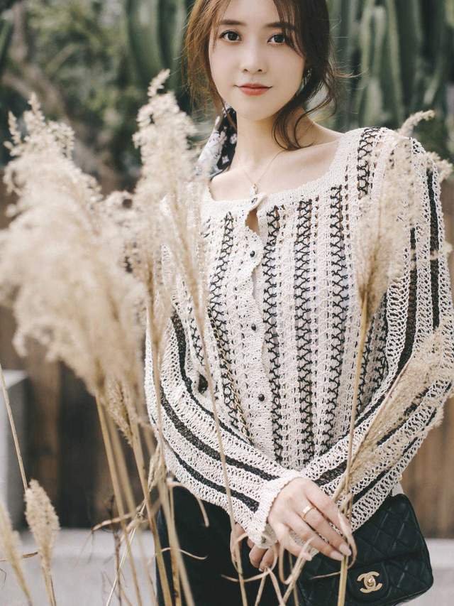 马甲|秋天真正优雅的女生，用针织衫马甲搭配白色牛仔裤，高级又洋气
