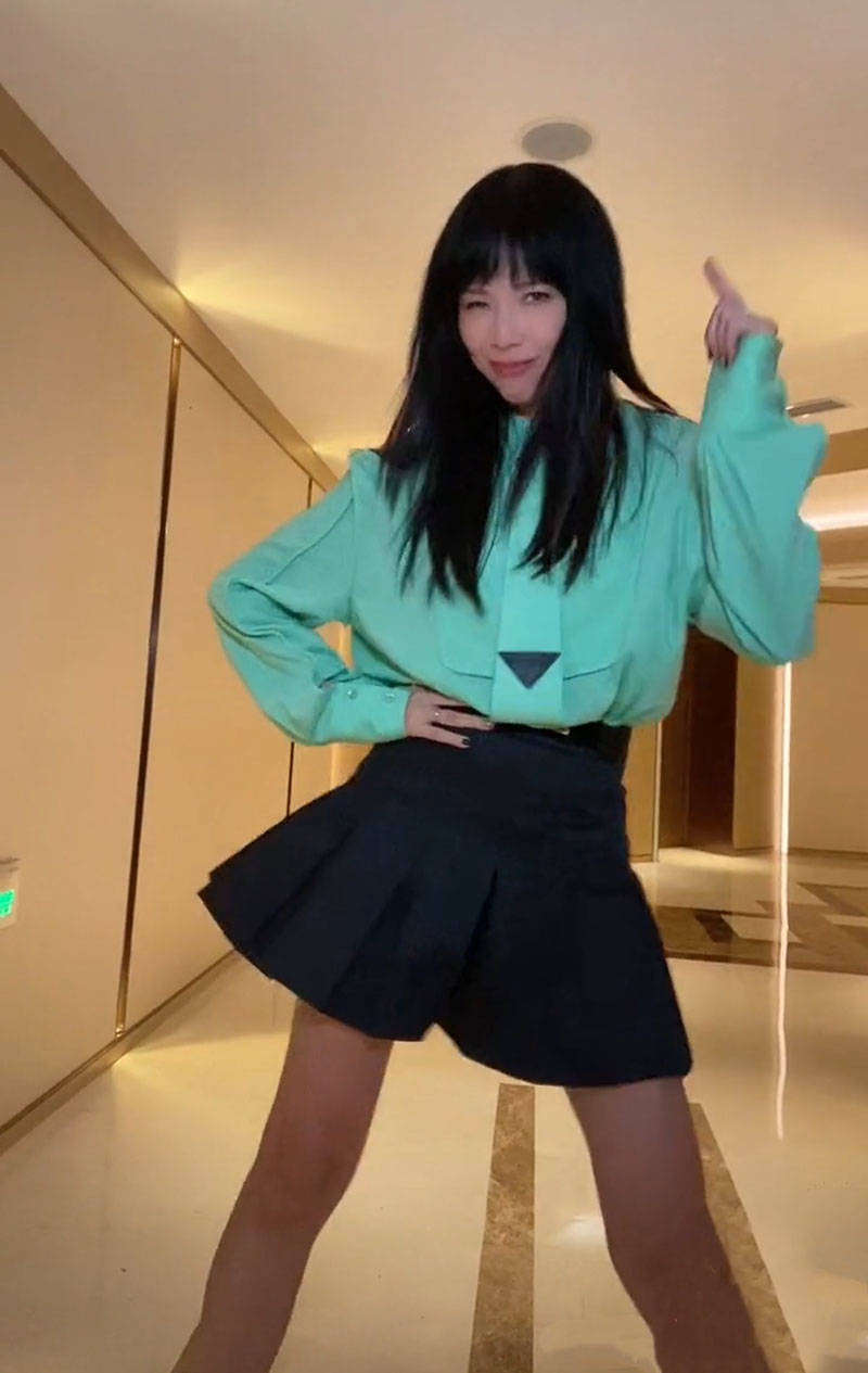 叛逆|蔡少芬罕见染发大变样!48岁穿女团装跳舞快认不出,叛逆风太抢镜