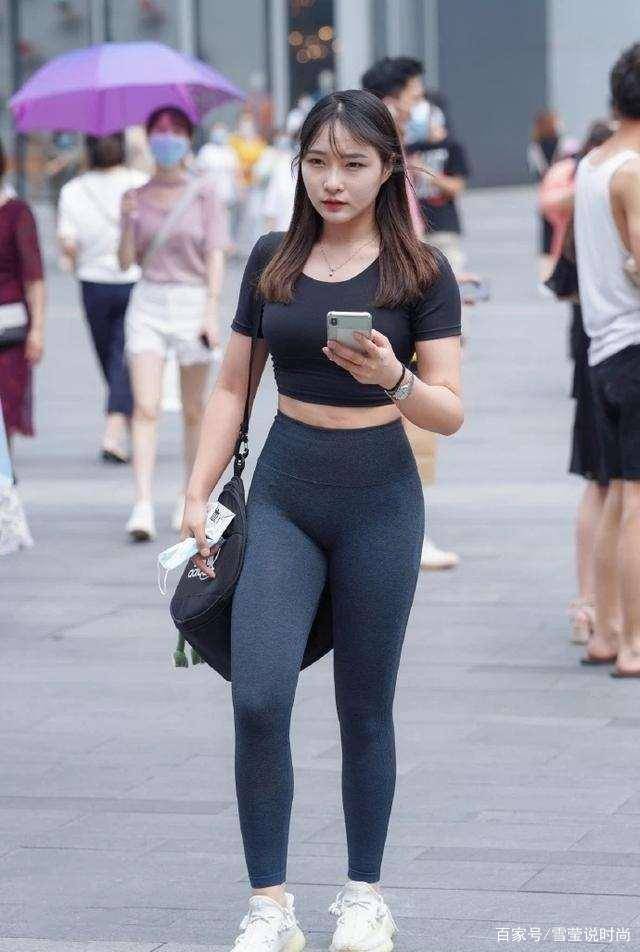 黑色|黑色露腰短袖搭配黑色运动打底裤，秋冬换季，轻松的穿搭
