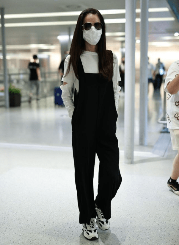 黑色|李若彤的55岁真不一般，背带裤配镂空T活力满满，看起来最多30岁