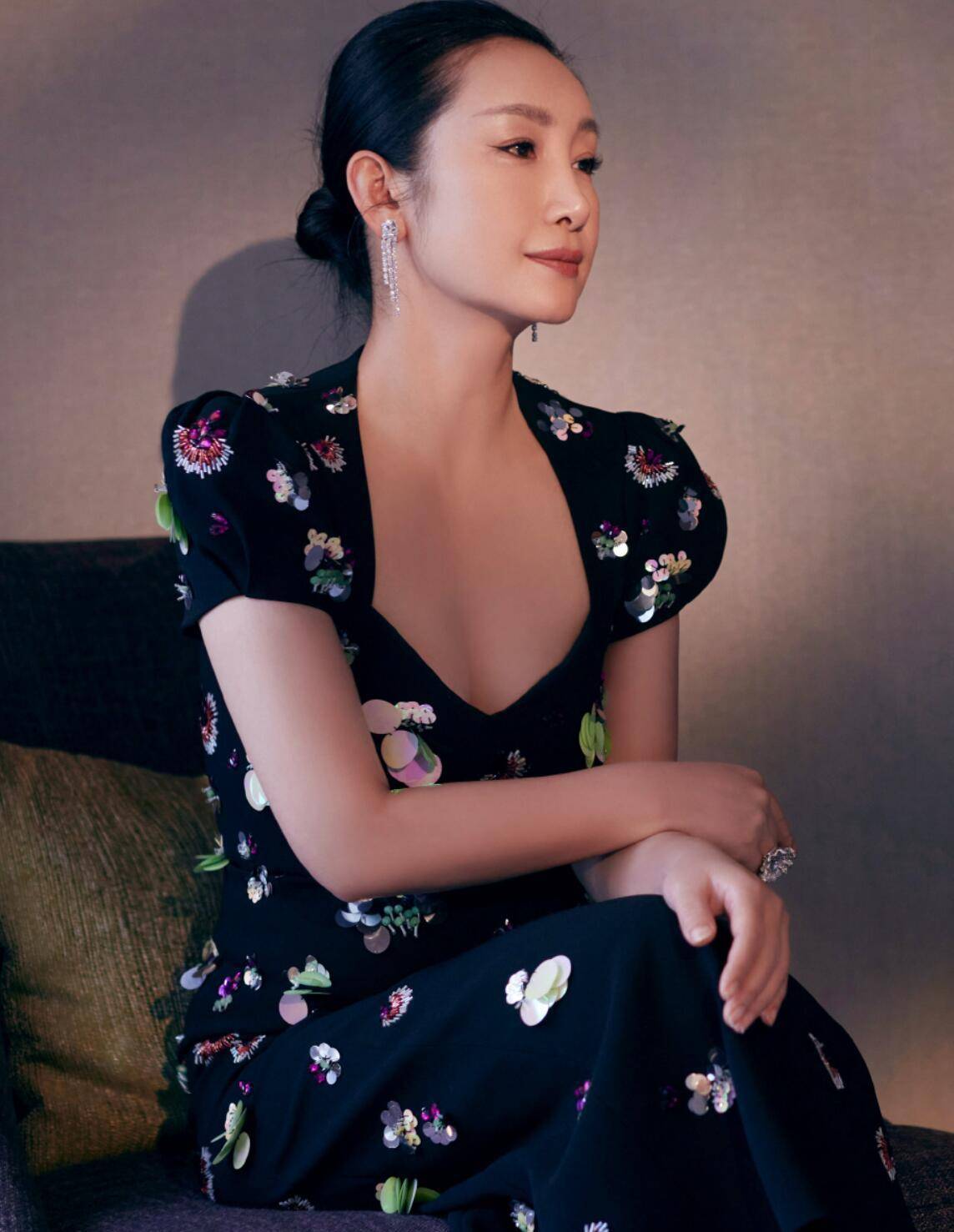 整体|42岁秦海璐够有女人味，穿墨深蓝色“裙装”大秀身材，气质太好