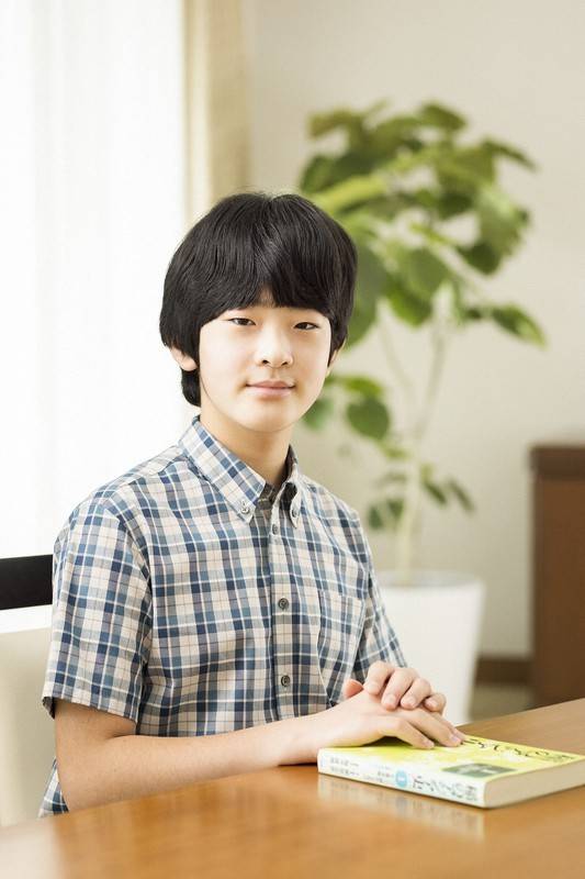 日本悠仁小王子15岁生日亮相 穿格纹衬衫亮相变帅哥 颜值大逆袭 皇室
