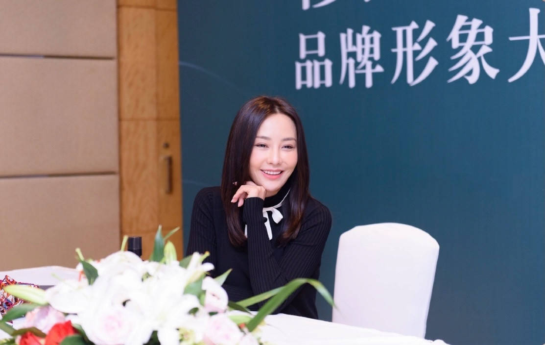 黑色|44岁的马雅舒温柔感不减，穿小黑裙都好甜美，一看就过得不错