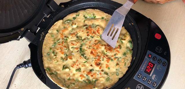 加入适量|夏天我家早餐如此吃,2个鸡蛋,1碗面粉,蓬松香软,比吃肉还香