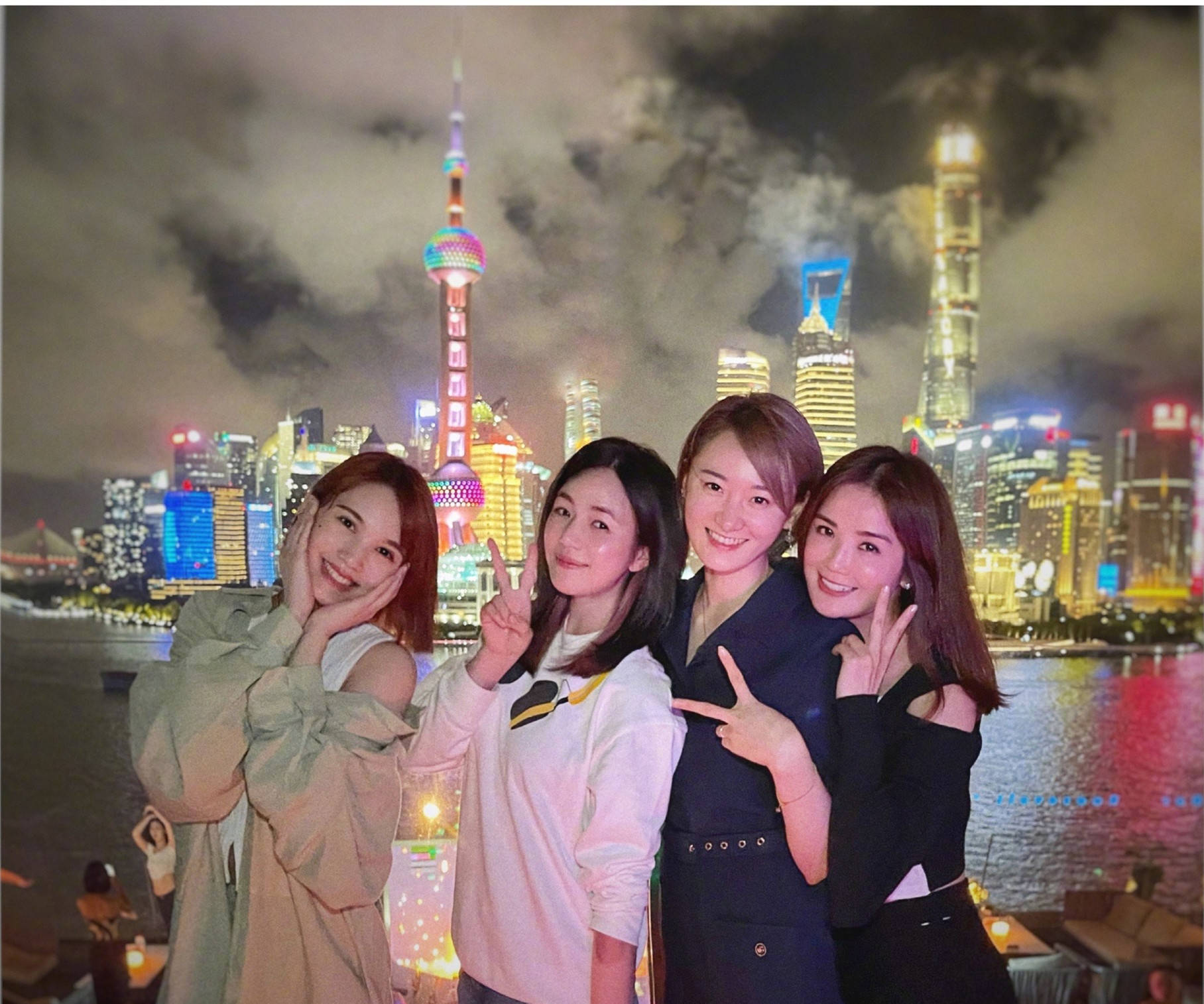 显得|杨丞琳陈妍希蔡卓妍坐在一起，不仅穿搭养眼，姐姐们的状态都不错