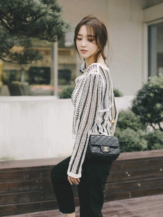 马甲|秋天真正优雅的女生，用针织衫马甲搭配白色牛仔裤，高级又洋气