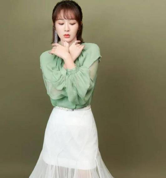 一身|一直低调的郭晶晶改风格了，穿万元红裙亮相活动，尽显豪门风范