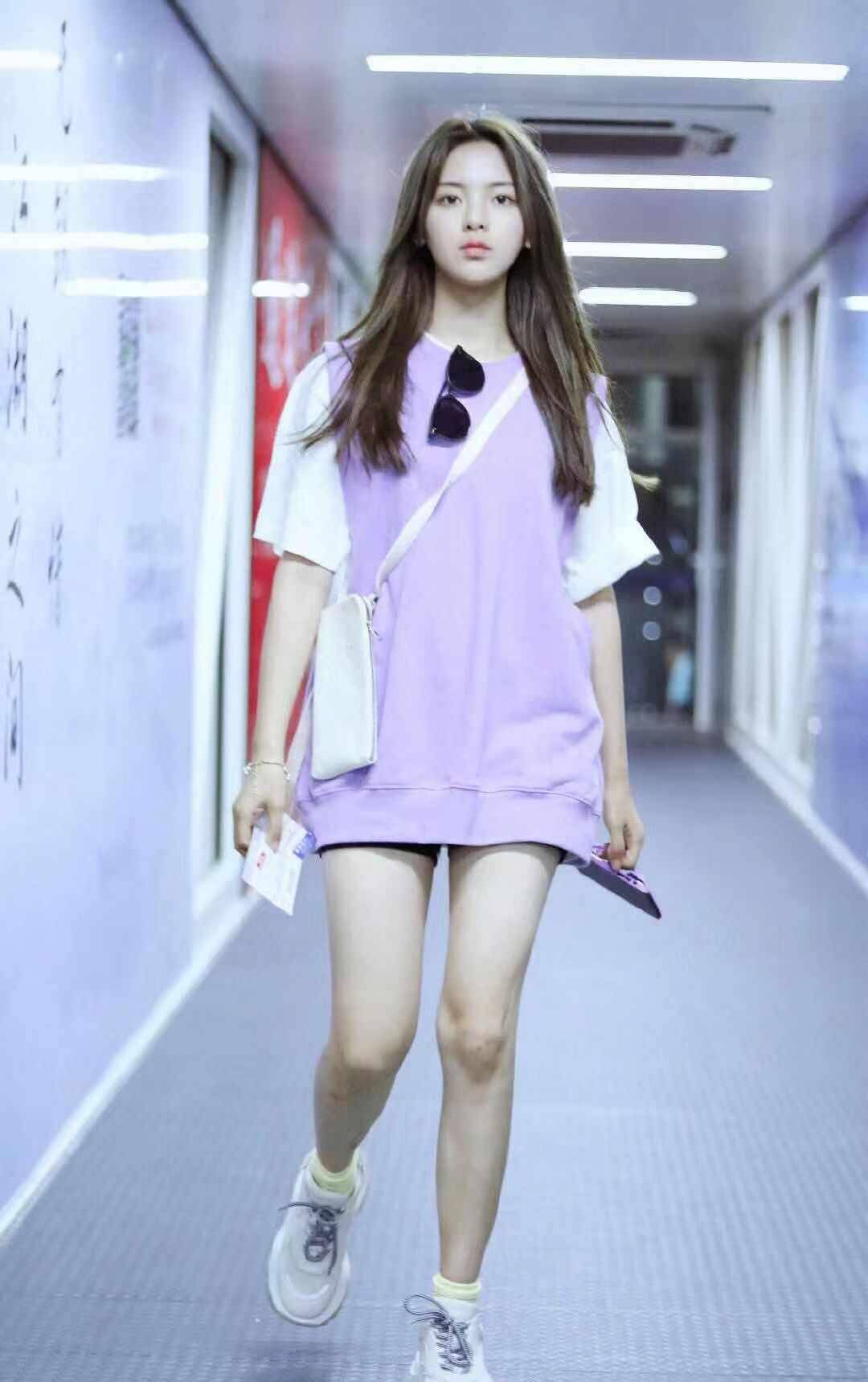 超越|杨超越机场私服，初秋西装外套这么穿，少女感溢出屏幕！