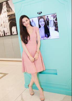 哪吒|宋祖儿的短裙出镜，小哪吒化身长腿女神，满屏的少女感！