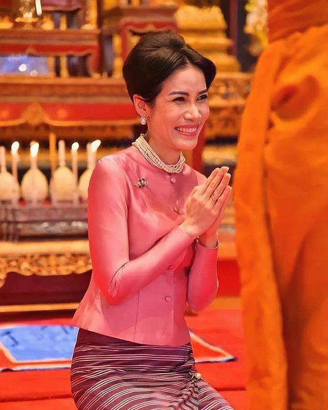 套装|苏提达与诗妮娜穿粉裙同框,谁的气质更美?诗妮娜爱凸显小蛮腰!