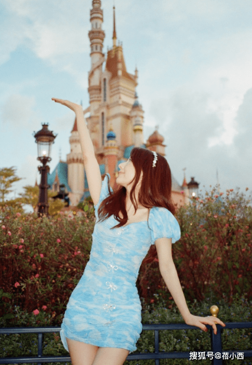 郭富城|郭富城带小22岁娇妻方媛亮相，穿黑白配情侣装，比年轻人还恩爱