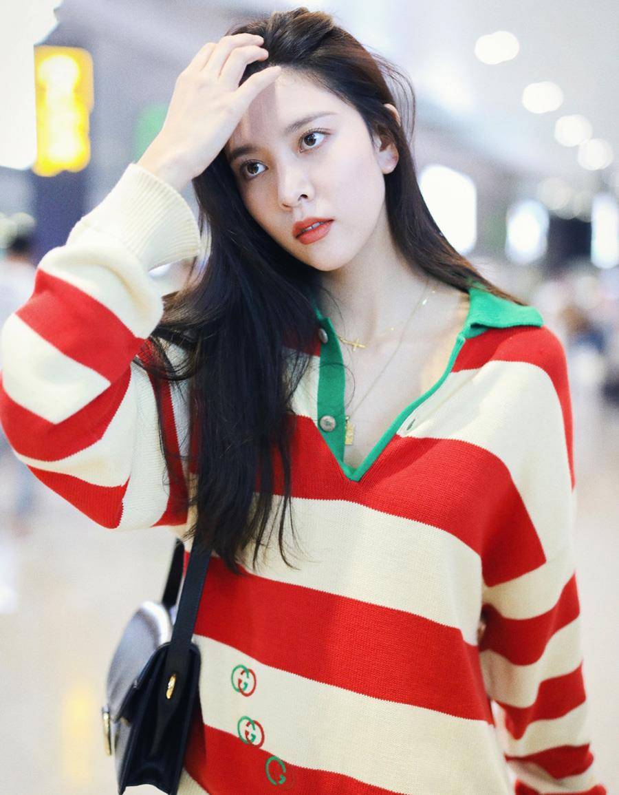 李宇春|169cm宋妍霏与175cm李宇春,同穿红白条纹衫,不是腿长就能赢!