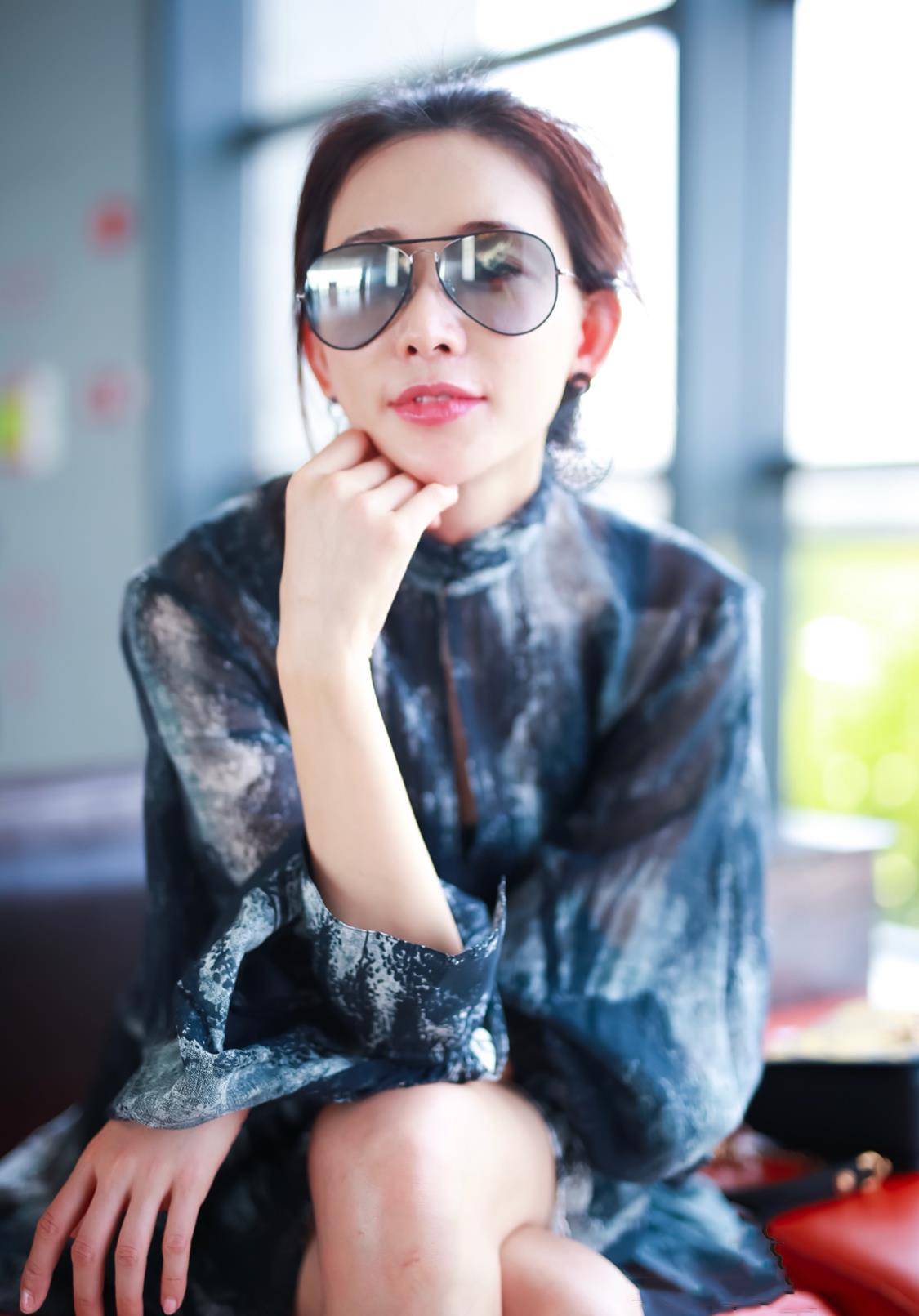 林志玲|44岁林志玲娇嫩欲滴，水墨画裙卖萌凹造型，网友：看腿就够了