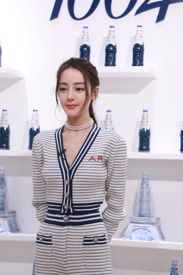 图案|迪丽热巴身材谁不爱,身穿横条纹分体套装,身高腿长太窈窕