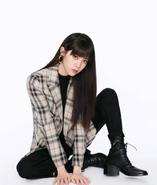 女神|33岁的赵丽颖，一袭白色长裙温婉大气，女神形象又被颠覆了