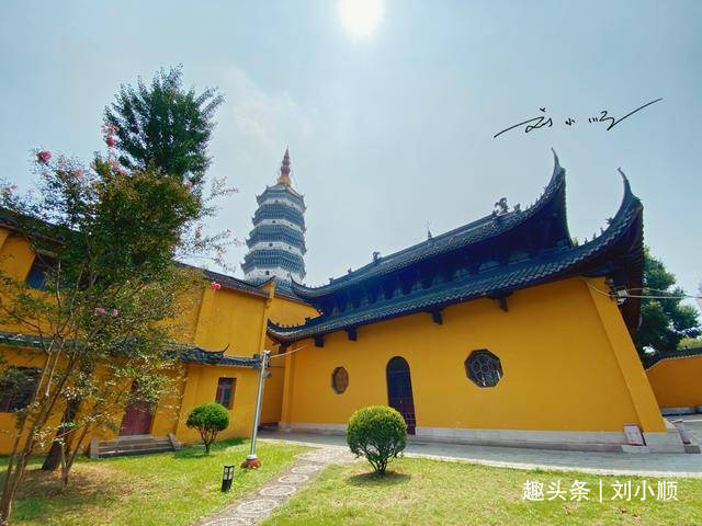 安徽安庆有座奇怪的寺庙，门口放着两个大铁锚，招牌上还有错别字