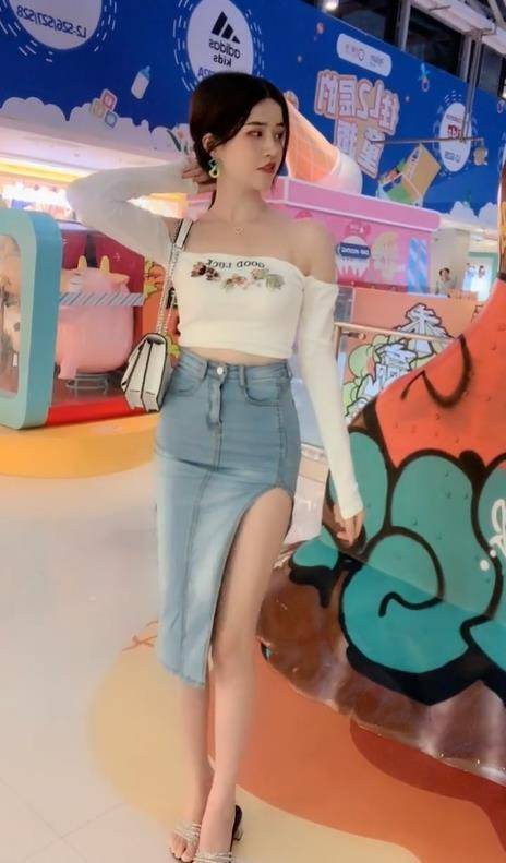 身材|时尚迷人的美女，穿“高开叉”裙子来游乐场，身材性感成焦点