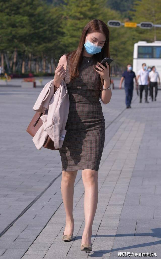 设计|气质女孩的秋季穿搭，性感的无袖包臀裙搭配纯色小西装，时尚优雅