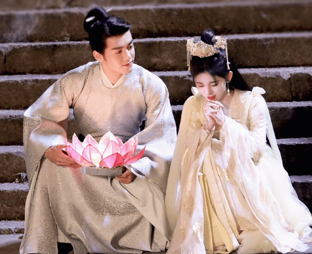 服装|鞠婧祎《花戎》出路透，古装造型不再千篇一律，连眼妆也都换了！